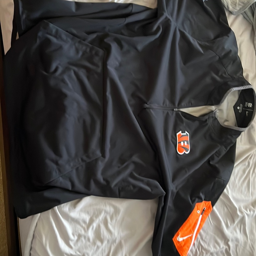 Cincinnati Bengals 1/4 shortsleeved jacket.